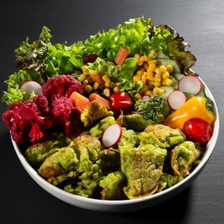 SWR1 Pfännle Streetfood Rezept Bunte Bowl mit Kartoffelschmarrn mit frischem Gemüse, Kräutern und Salat.