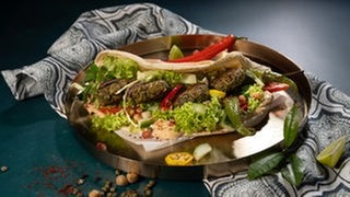 SWR1 Pfännle Streetfood Rezept Linsenfalafel im Fladenbrot, dazu cremiger Hummus, frischer Salat und Limettensaft. Mehr Streetfood-Liebe geht kaum.
