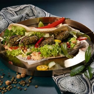 SWR1 Pfännle Streetfood Rezept Linsenfalafel im Fladenbrot, dazu cremiger Hummus, frischer Salat und Limettensaft. Mehr Streetfood-Liebe geht kaum.