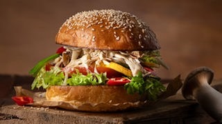 SWR1 Pfännle Streetfood Rezept Pulled Pilz Burger: Kräuterseitlinge in Bestform – saftig, würzig, vegetarisch.