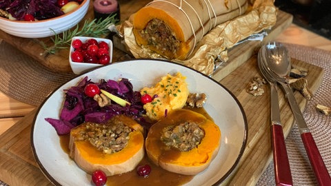 Veganer Braten: gefüllter Butternutkürbis mit Bratensauce und Cranberrys. SWR1 Pfännle-Rezept.