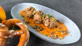 Basilikum-Knödel mit Paprikasauce