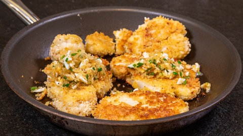 Schnitzel aus Blumenkohl mit Brösel-Ganritur aus Ei: Das vegetarisch zubereitete Rezept ist geglückt und sieht zum Anbeißen aus.