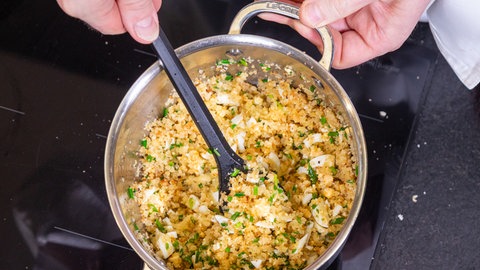 Brösel-Eier-Garnitur: Für das Schnitzel aus Blumenkohl wird nach Rezept als Beilage eine Mischung aus Ei und Paniermehl angebraten. 
