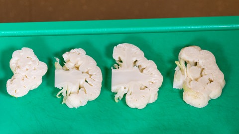 Blumenkohl liegt geschnitten in passenden Stücken für das vegetarische Schnitzel bereit.