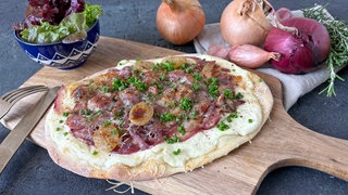 Zwiebelküchlein mit Trauben und Schmand