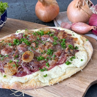 Zwiebelküchlein mit Trauben und Schmand