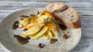 Kürbissalat mit Birnen und karamellisierten Nüssen