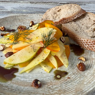 Kürbissalat mit Birnen und karamellisierten Nüssen