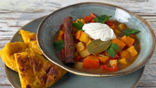 Kürbisgulasch mit Kürbis-Pfannenbrot