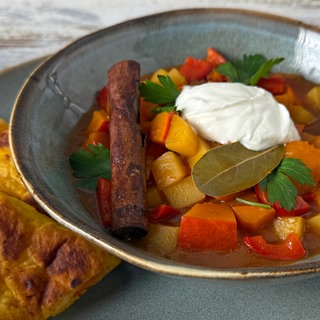 Kürbisgulasch mit Kürbis-Pfannenbrot