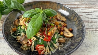 Risoni-Nudeln mit Pilzen, Spinat und gerösteten Kichererbsen
