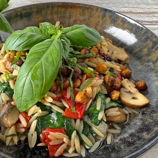 Risoni-Nudeln mit Pilzen, Spinat und gerösteten Kichererbsen