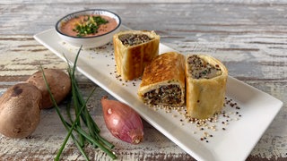 Filoteigröllchen mit Quinoa und Pilzen