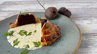 Rote Bete im Blätterteigmantel mit Meerrettichsoße