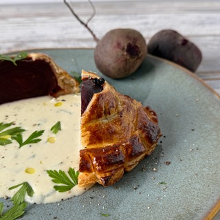 Rote Bete im Blätterteigmantel mit Meerrettichsoße