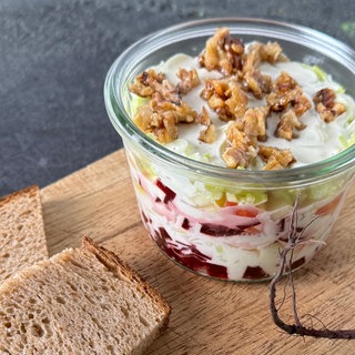 Rote-Bete-Schichtsalat mit Dill-Mayonnaise