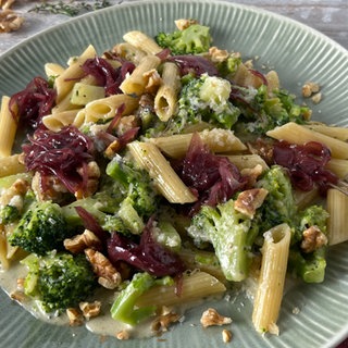 Nudeln mit Brokkoli, Walnüssen, Rotwein-Schalotten und Gorgonzolasauce