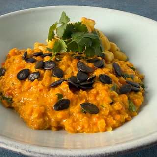 Kürbis-Linsencurry mit Kartoffelnocken
