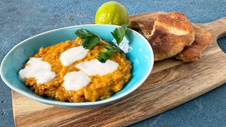 Curry-Linsen mit Fladenbrot