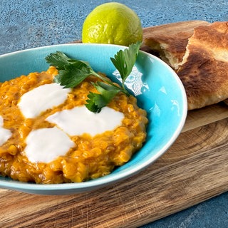 Curry-Linsen mit Fladenbrot