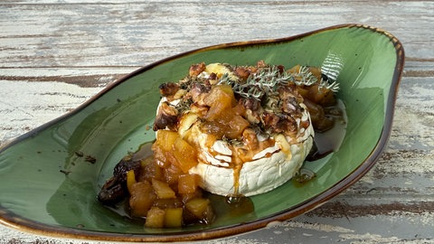 Ofenkäse mit Apfel-Cranberry-Chutney