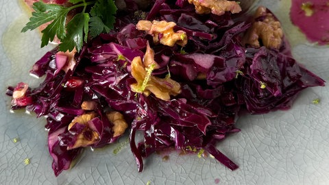 Rotkohlsalat mit Granatapfel und Walnüssen