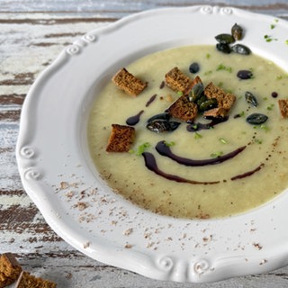 Sellerie-Birnen-Cremesuppe mit Lebkuchencroutons