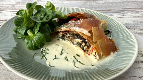 Spinatstrudel mit getrockneten Tomaten und Orangensoße