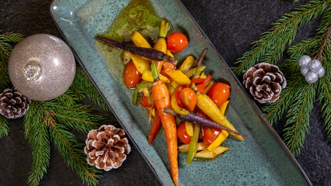 Weihnachtsessen vegetarisch: verschiedenes Gemüse weihnachtlich mit Tannenzweigen serviert.