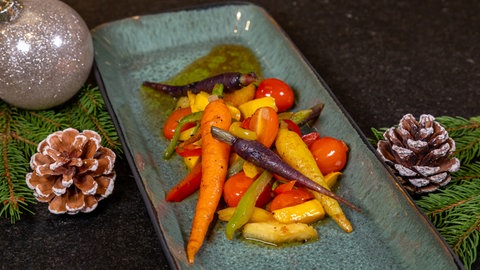 Pfannengemüse vegetarisch für Weihnachten: Das Weihnachtsgericht ist verzehrfertig auf einem schönen Teller angerichtet.