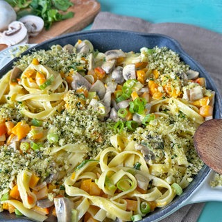 Nudel-Pilzpfanne mit Kürbis und Kräuterbröseln