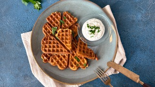 Käsewaffeln mit Kräuterdip
