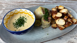 Brezelchips und Chinakohlröllchen mit Käsesoße-Dip