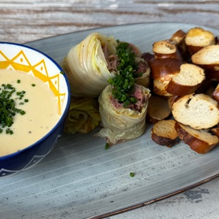 Brezelchips und Chinakohlröllchen mit Käsesoße-Dip