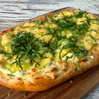 Dinnete mit Lauchzwiebeln, Kartoffeln und Bergkäse