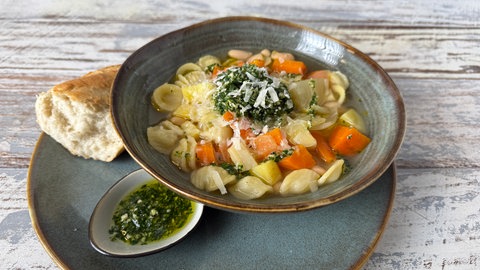 Gemüseeintopf mit Karotten und Pistou mit Mandeln und Petersilie