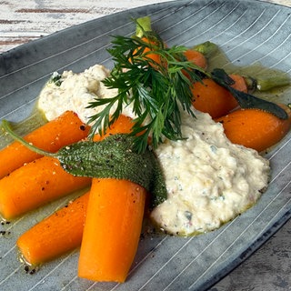 Glasierte Honig-Karotten mit Walnuss-Pesto