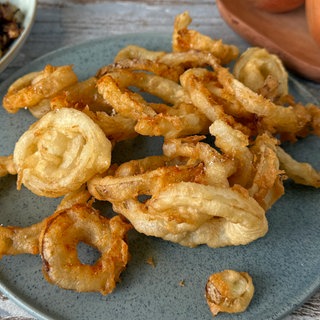 Zwiebelringe und Röstzwiebeln