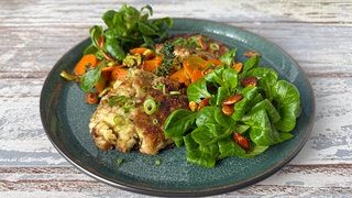 Kaspress-Knödel mit Salat aus geröstetem Wintergemüse