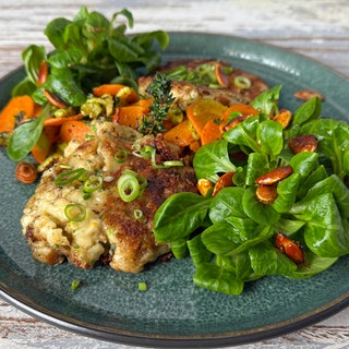 Kaspress-Knödel mit Salat aus geröstetem Wintergemüse