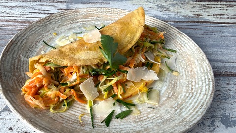 Kichererbsen-Pfannkuchen mit Karotten und Lauch