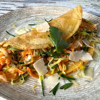 Kichererbsen-Pfannkuchen mit Karotten und Lauch