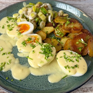 Eier in Senfsoße mit Bratkartoffeln und Walnuss-Lauch