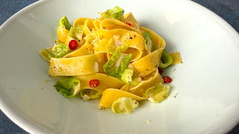 Bandnudeln mit Rosenkohl und Parmesan