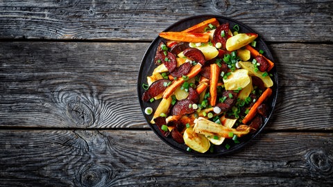 Gericht mit verschiedenem Wurzelgemüse