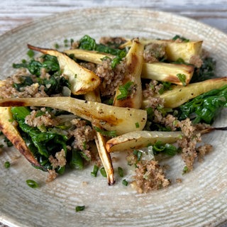 Pastinaken aus dem Ofen mit Walnusspesto