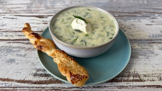 Bärlauch-Süppchen mit Knusperstangen