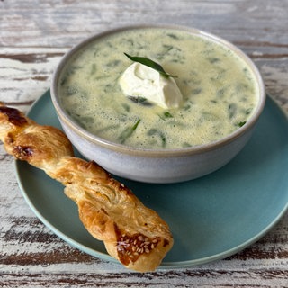 Bärlauch-Süppchen mit Knusperstangen