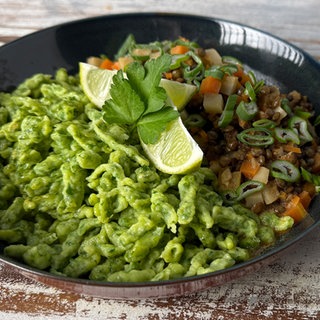 Kräuterknöpfle mit Curry-Linsen